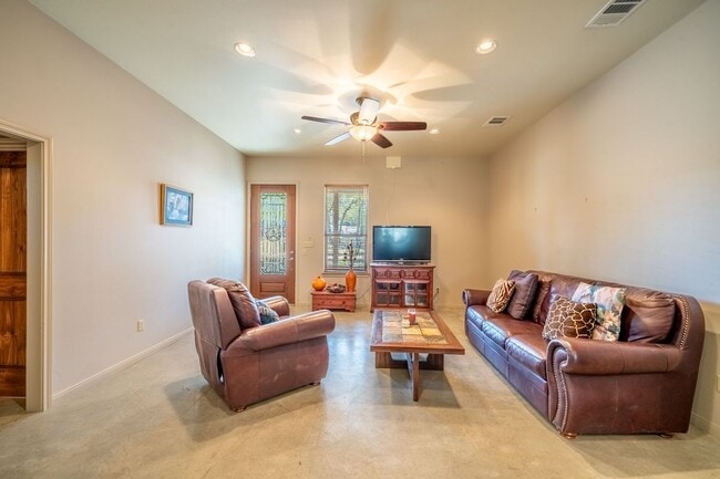 Photo - 103 Rolling Hills Dr