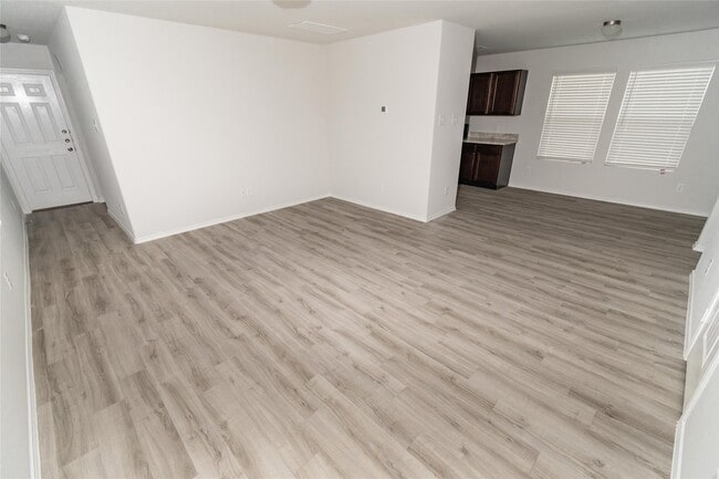 Photo - 17347 Desmond St