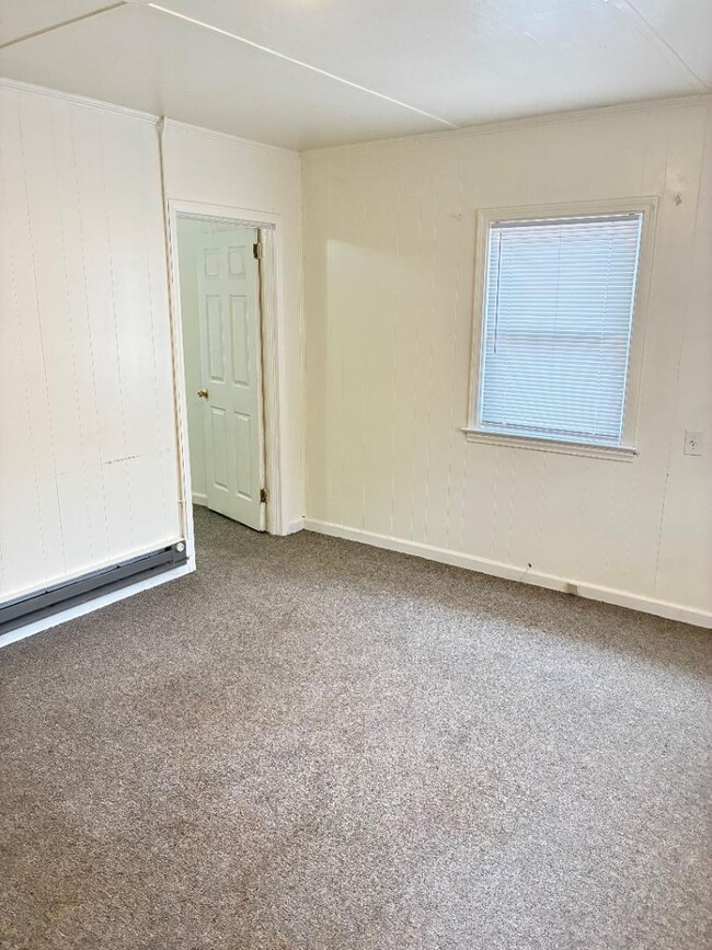 Photo - 717 Harper St E