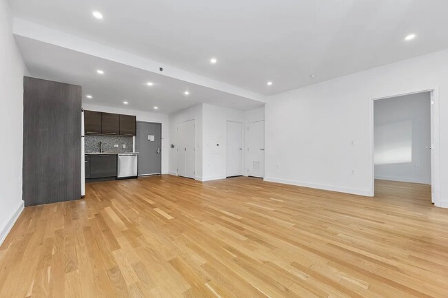 Building Photo - 11-15-15 Broadway Unit 4C