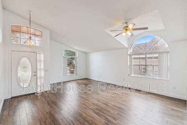 Photo - 2732 Cahill Way