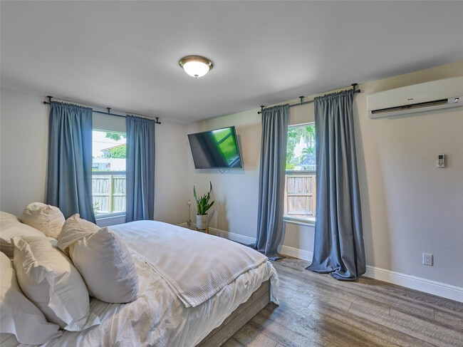 Photo - 801 NE 15th St