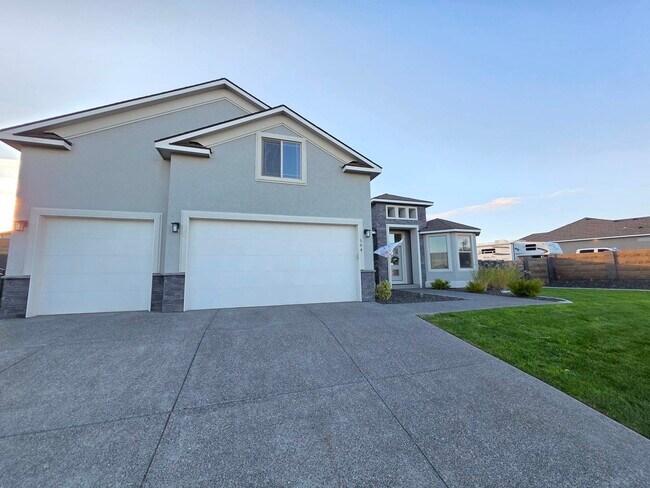 Photo - 584 Thebes St