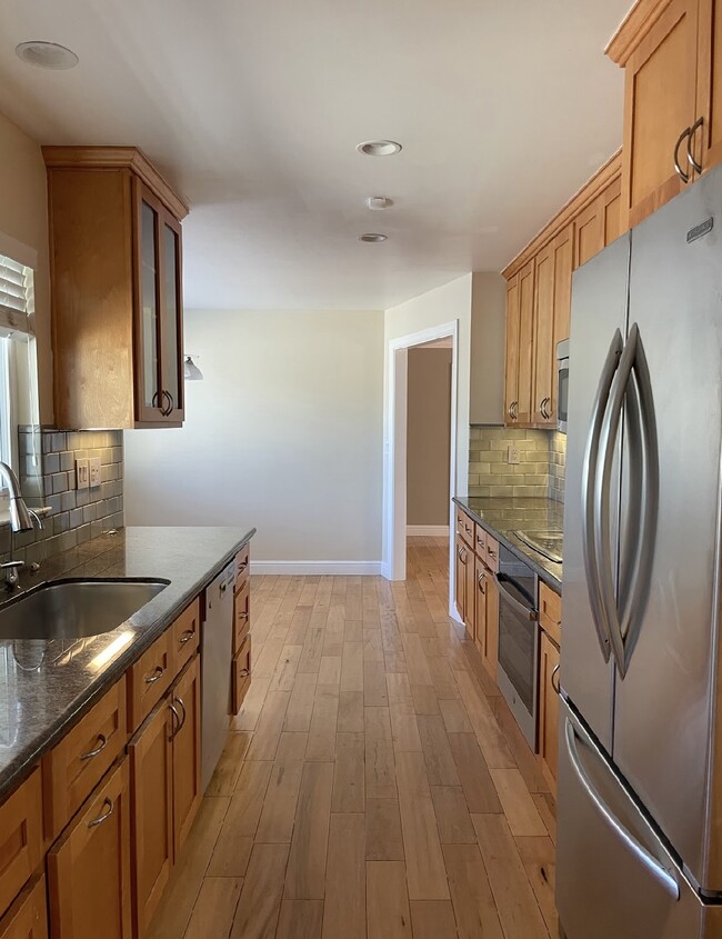 Photo - 2048 Louise Ln