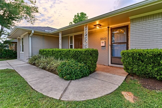 Photo - 2210 Nina Lee Ln