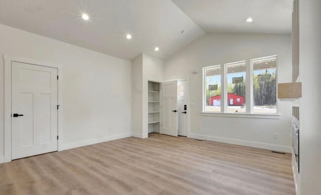 2631 N Prospect Dr Unit B