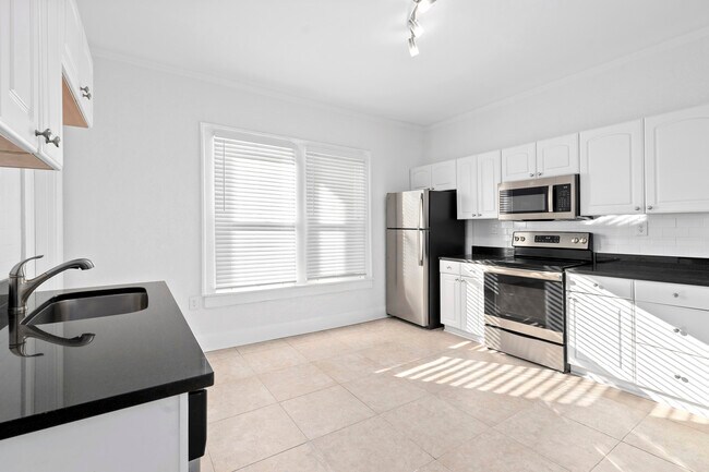 2916-2918 W Bay Vista Ave