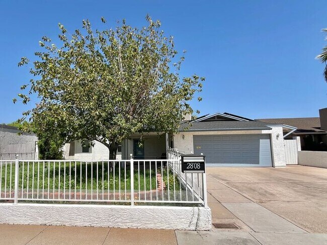 Building Photo - 3 Bd 3 Ba + Office + Den + Arizona Room! Rental
