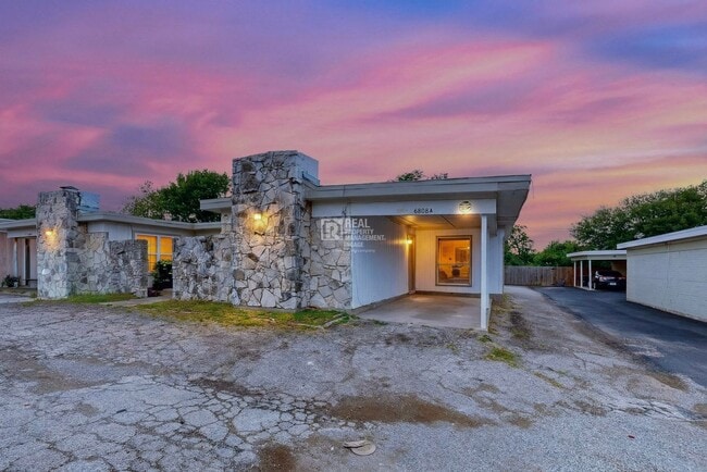 Building Photo - 6808 Trail Lake Dr Unit A