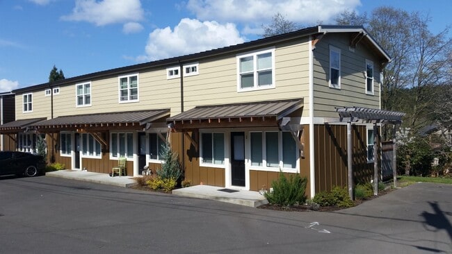 Building Photo - 2 Bedroom 1 Bathroom Townhome in Downtown ... Unit 4