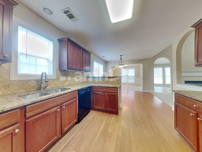 Photo - 2116 Benchmark Dr SW