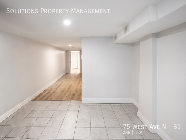 Photo - **Newly Renovated 2 Bedroom Basement Unit** Unité B1