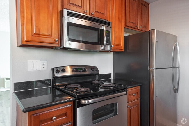 Flat 1BR, 1BA - 670SF - Kitchen - The Boulevard