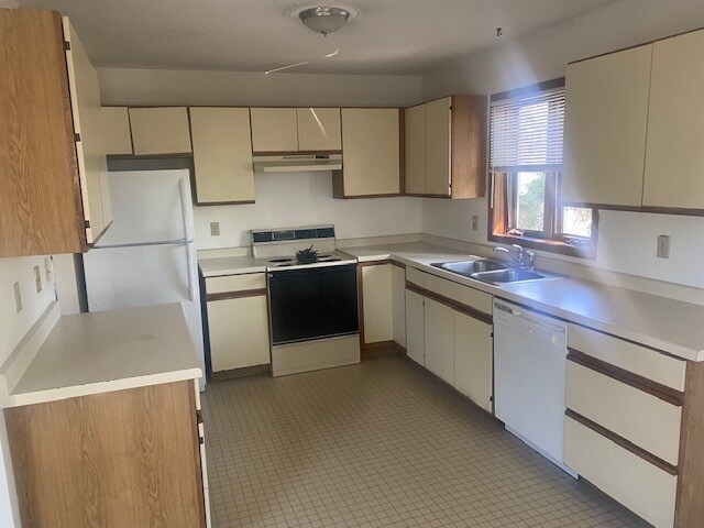 Kitchen with Dish Washer - 922 9th Ave SE Unit 922