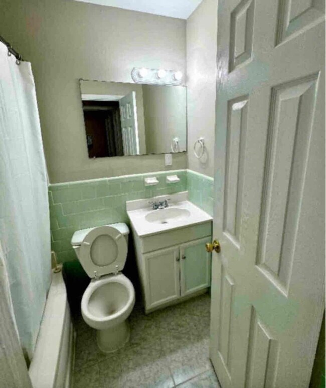 Photo - 1962 Maple Dr