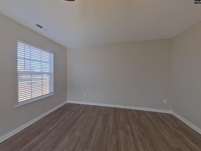 Photo - 349 Denman Loop