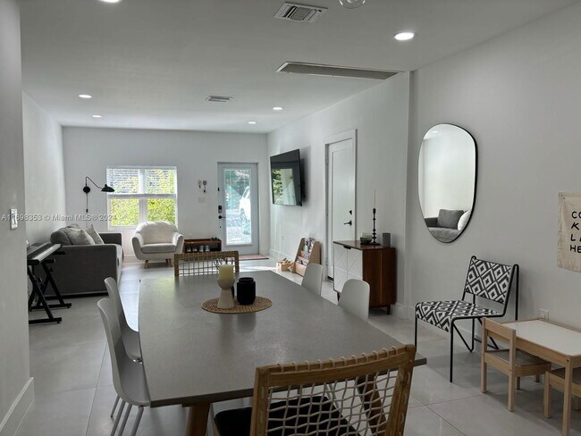 Photo - 365 NE 87th St