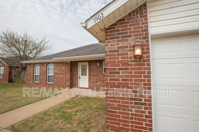 Photo - 1902 SW Fremont Rd