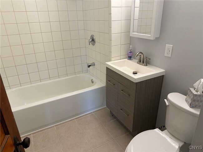 Photo - 812-814 Spencer St