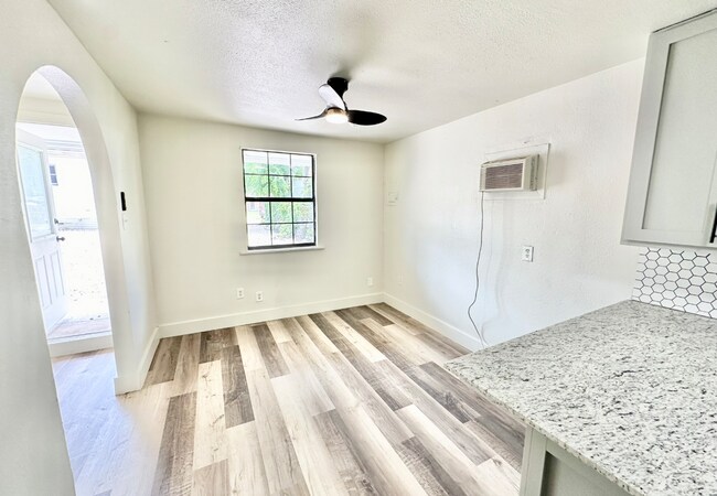 Photo - 1121 Essex St Unidad 1121 Essex St #3 (Back House)