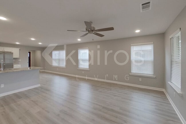 Photo - 394 Angela St