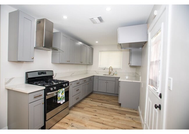 496 W 48th St