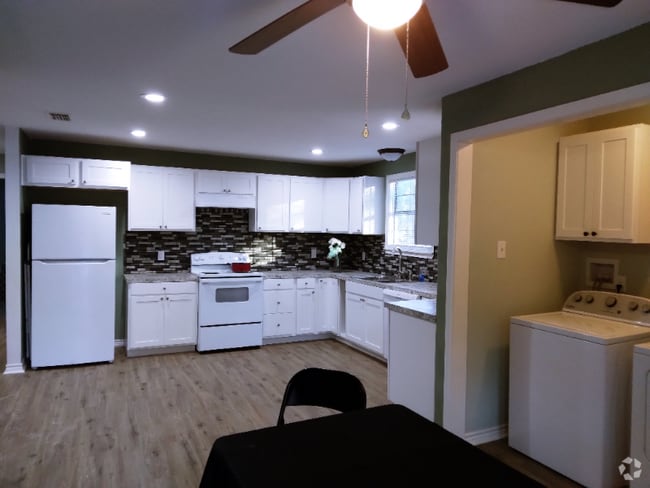 Building Photo - 247 E Johnson Dr Rental
