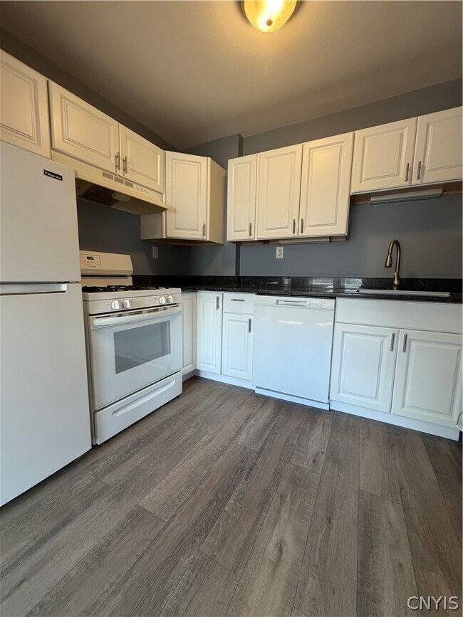 142-44 Lynwood Ave