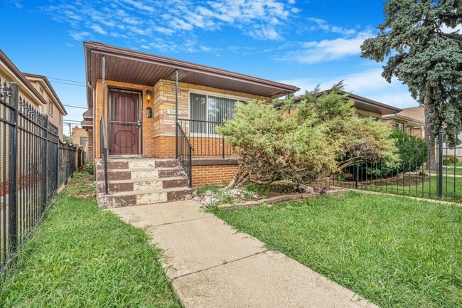 Photo - 8840 S Halsted St