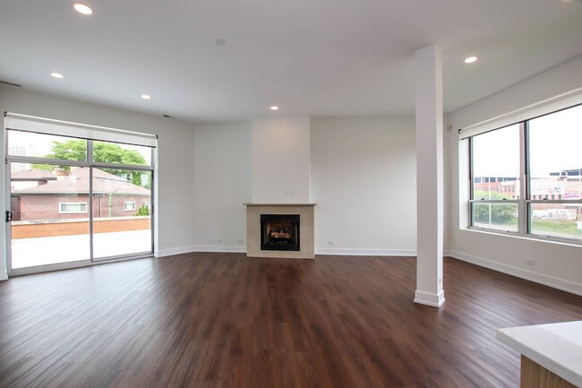 Photo - 1001 N Milwaukee Ave Unit 204