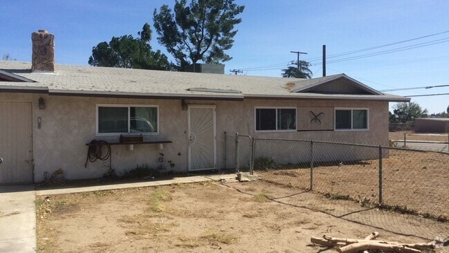 Building Photo - Charming 3-Bedroom, 2-Bathroom Home with F...