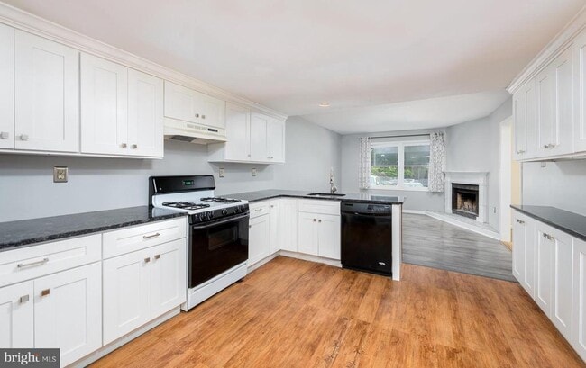 77 Bunker Hill Ct