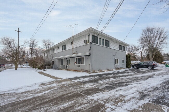 Building Photo - Efficiency Rental Available Immediately! $...