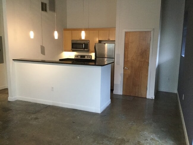Building Photo - 1101 W Marshall St Unit Apt 133