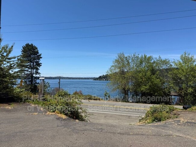 Building Photo - 3306 Lake Washington Blvd N Unit Apt 1