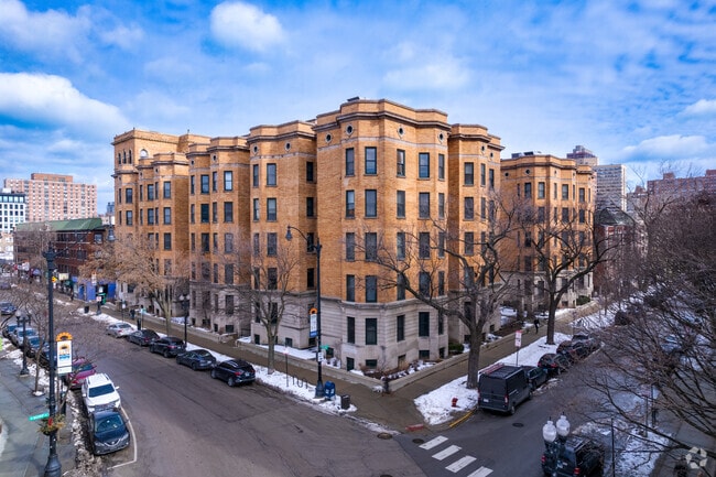 Commodore - Commodore Apartments