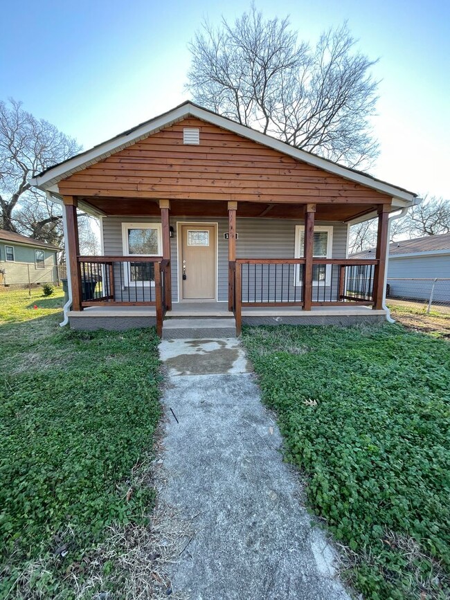 Centrally Located 3/2 - Centrally Located 3/2 House