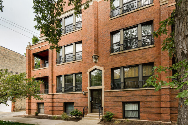 5800 N Kenmore - Front Entry Exterior View - Kenmore 5800 N Apartments