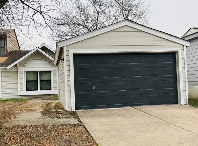 Building Photo - 2 Bed 1 Bath