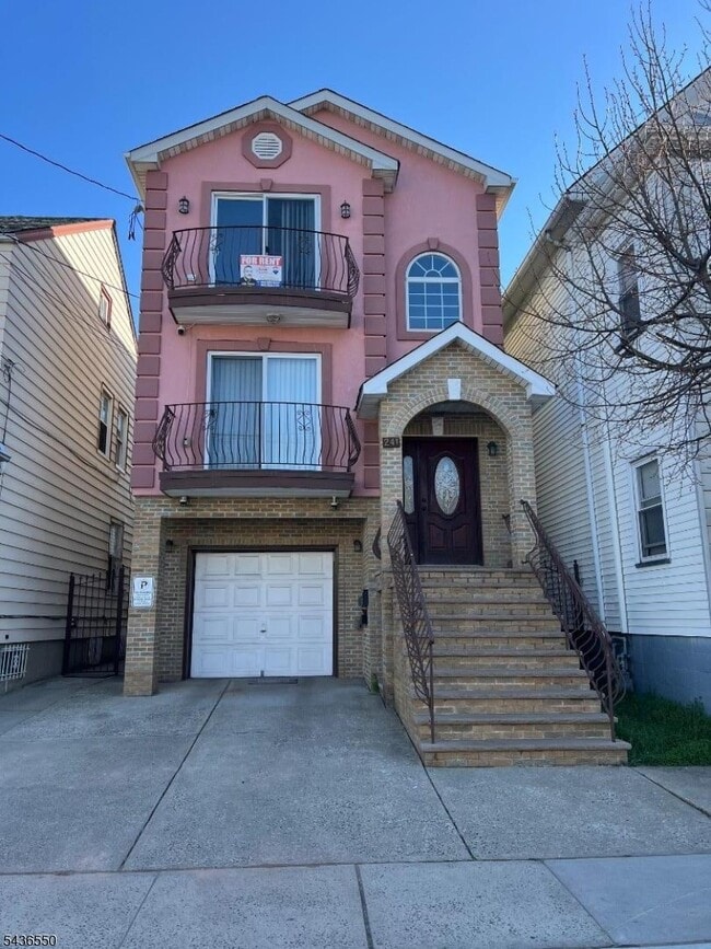 Building Photo - 241 Fulton St Unit 2