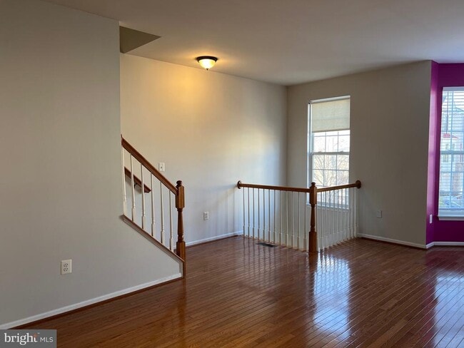 Photo - 5925 Kirkcaldy Ln