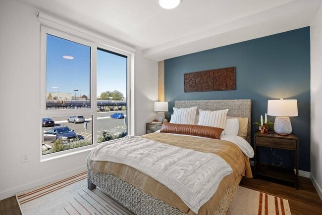 Modelo de 2 dormitorios: dormitorio principal con mucha luz natural. - Riverfront Everett