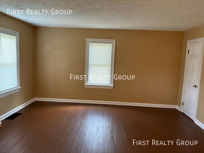 Photo - 5290 Derby Rd