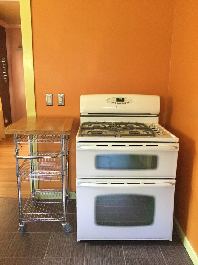 Photo - Charming 2 bedroom 1 Bath Close to Midtown!