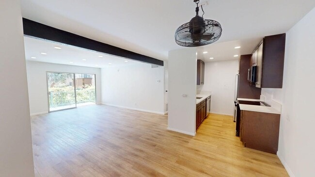 Building Photo - 5460 White Oak Ave Unit C109