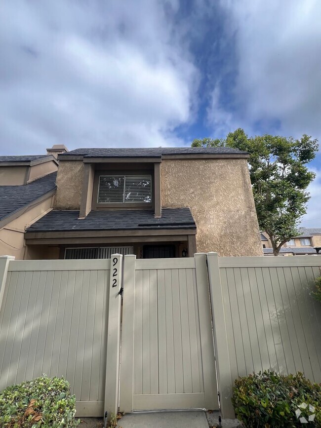 Building Photo - Beautiful 3 Bedroom / 2.5 Bath Town Home i...