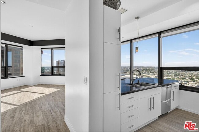 Photo - 1100 Wilshire Blvd Unit 2811