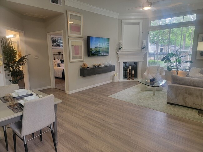Espacioso apartamento de 1 habitación y 1 baño, 663 pies cuadrados en Mallard Creek Kingwood - Mallard Creek