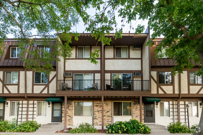 Building Photo - Robin Court Rental