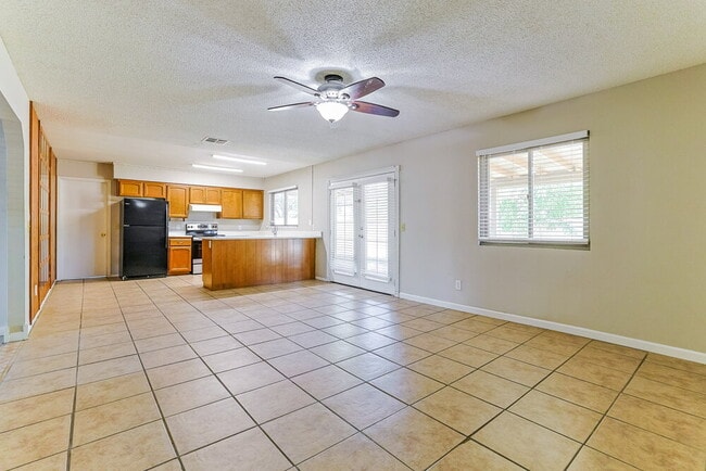Photo - 562 W Highland St